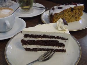 Chocolate cake with tonkabeans and carrot/wallnut cake at Cafe Hibiskus in Cologne