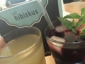 Hausgemachter Eistee (rechts)  at Cafe Hibiskus in Cologne