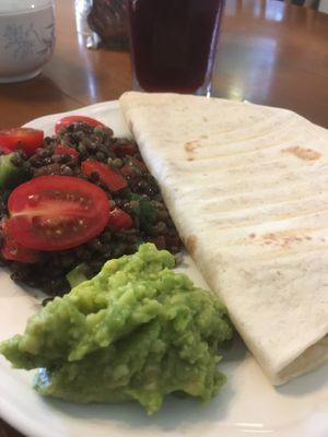 Quesadilla mit Bohnencreme und Süßkartoffel, Linsensalat und Guacamole  at Cafe Hibiskus in Cologne