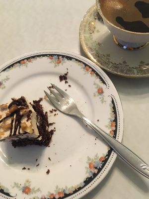 Schwarzer Kaffee und ein Sechstel des Erdnussbutter-Brownies. 😋  at Cafe Hibiskus in Cologne