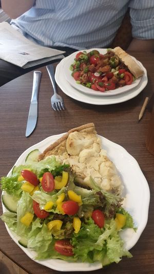 Vorne Quiche (Blumenkohl-Sesam) mit gemixtem Salat; hinten toskanischer Brotsalat 🤤 at Cafe Hibiskus in Cologne