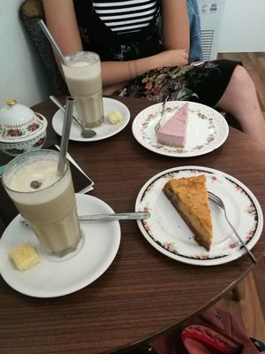 Iced Lattes, Raw Raspberry Cheesecake and Pecan Carrot Cheesecake at Cafe Hibiskus in Cologne