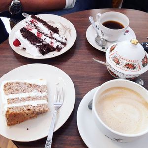 Nutcake and raspberry cream cake, each 3,90€, coffee with oatmilk at Cafe Hibiskus in Cologne