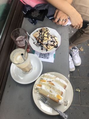 Waffel mit Banane und Schokosauce 😍 at Cafe Hibiskus in Cologne