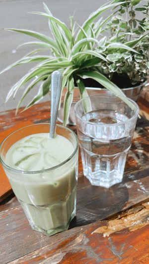 Iced matcha latte mit oat milk   at Cafe Rotkehlchen - Venloer Str in Cologne