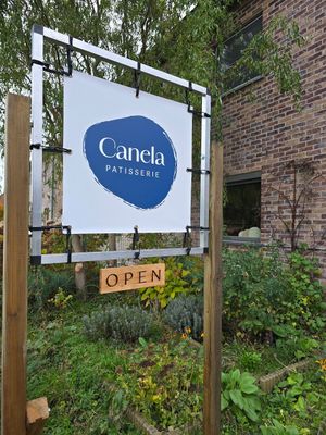 Sign in front yard at Canela in Bruges