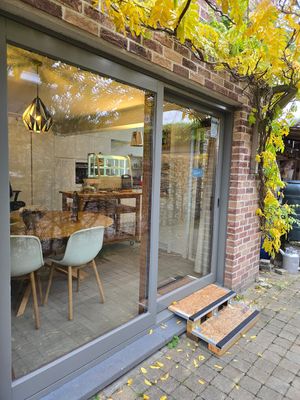 Entrance on the side at Canela in Bruges