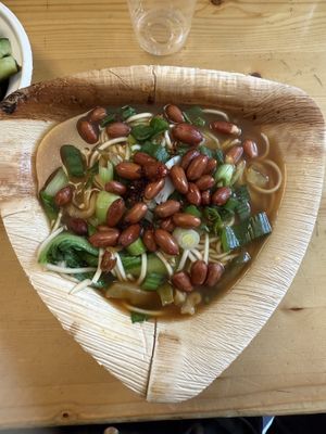 Dan Dan mian in brodo con pak Choi zenzero e arachidi fritte   at Oh Crispa! - 生煎包 in Turin