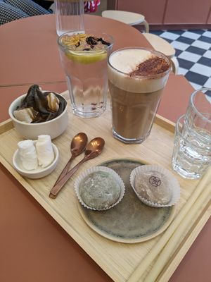Mochi sunday, mochi vanille-pecan et abricot-romarin. Thé glacé fleurs de cerisier et café latte at La Maison du Mochi in Lyon