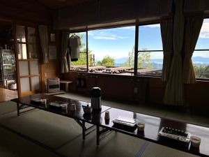 You can enjoy having meals with the great mountain view. at Satomidaira Seikanso - 里見平星観荘 in Fujiyoshida