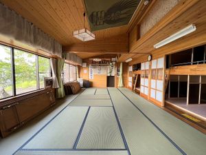 Tatami cafeteria -Japanese traditional straw floor. 

The space is heart-worming and feel zen and chill. at Satomidaira Seikanso - 里見平星観荘 in Fujiyoshida