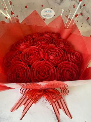Bouquets de roses deluxes parfait pour le Saint Valentin. Vegan sur commande  at Angie's Cupcakes in Lagny-sur-marne