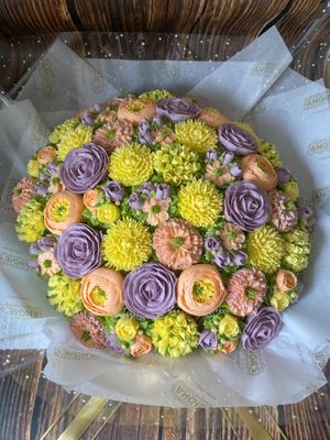 Bouquet de 52 cupcakes fleurs wedding cake tendance ! Disponible en vegan sur commande.  at Angie's Cupcakes in Lagny-sur-marne
