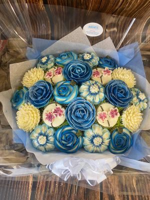 Bouquet de 24 cupcakes fleurs, vegan sur commande  at Angie's Cupcakes in Lagny-sur-marne