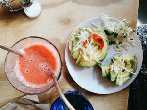 Avo bagel & Tropical Smoothie feat. metal straws at Eden Cafe in Witney