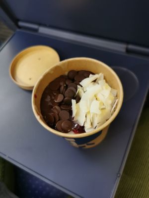Porridge with dark chocolate chips, coconut flakes and berries at Haferkater - Hbf in Munich