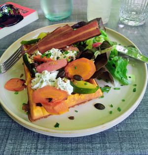 Gaufre de patates douces, légumes rôtis, pickles, mousse fauxmagère, bacon. at Roots Cafe in Chambery