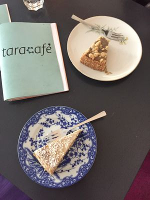Kokos-Cashew-Rawcake & Mohn-Cheese-Crumblecake at Taracafe in Regensburg