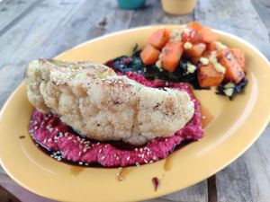 Cauliflower steak with fried vegetables (55 Q) at Luna y Sol Atitlán - Co-living & Restaurante Vegetariano in San Pedro La Laguna