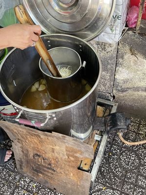 Cooking   at Nameless street food stall in Ho Chi Minh City