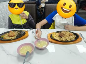 （左）素豬排鐵板麵，（右）素牛排鐵板麵 at Meimei Vegetarian - 美美素食 in Taichung