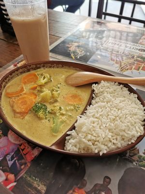 Curry amarillo y té helado at Señorita Thai in Queretaro