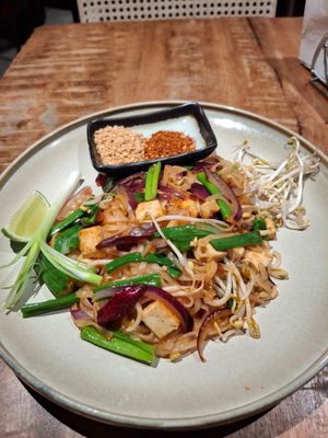 Padthai tofu vegan at Tom Yum Thai Restaurant in Bucharest