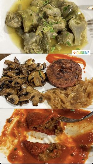 En la tercera foto se pueden ver Piquillos rellenos de soja textuarizada  at Oianume in Urnieta