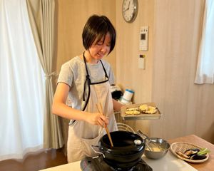 天ぷらを揚げている at Kyoto Green Cuisine in Kyoto