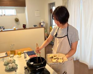 天ぷらを揚げている at Kyoto Green Cuisine in Kyoto