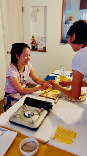 天ぷらの野菜を切る at Kyoto Green Cuisine in Kyoto