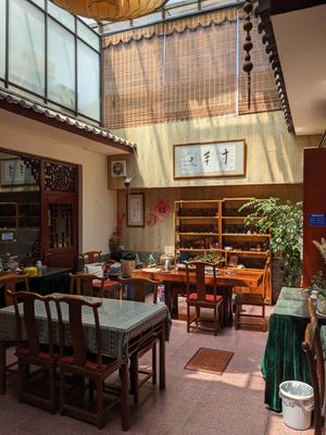 Cosy interior at Inch of Grass Vegetarian - 寸草心素食 in Lijiang
