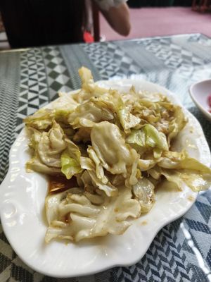Fried cabbage at Inch of Grass Vegetarian - 寸草心素食 in Lijiang