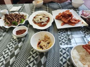 风卷残云，好饿哈哈哈 at Inch of Grass Vegetarian - 寸草心素食 in Lijiang