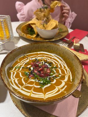 Zoete aardappel soep. Mooi geserveerd.   Jammer genoeg dat ze niet vermeld dat de gerechten best pittig zijn.  at Vanilla Vibes Café in Sittard