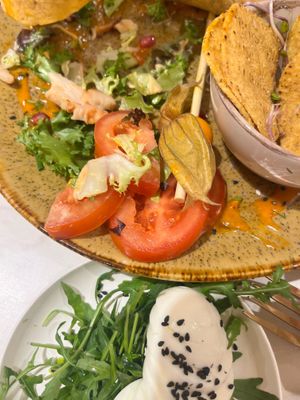 Gevraagd voor geen tomaat. Ivm alergie… en toch tomaat gekregen.  Zin in wrap verloren… restaurant was niet vol dus was geen drukte. Wachten voor eten was ook veel te lang  at Vanilla Vibes Café in Sittard