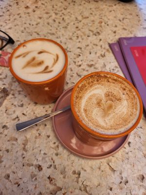 Hinten Latte Machhiato und vorne Pumpkin Spice Latte at neon in Muenster