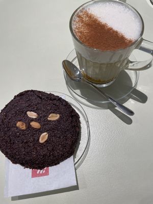 Cookie al cioccolato e arachidi e pumpkin spice latte vegani 🌱   at Mindfood Bar in Cassola