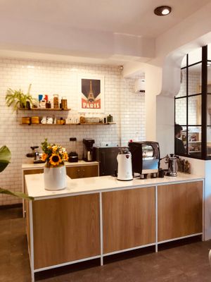 There is a coffee & juice bar, and comfortable seating with AC and free Wi-Fi, perfect for chilling out or working with your computer. A cozy place with a modern French touch :) at La Maison in Anjuna