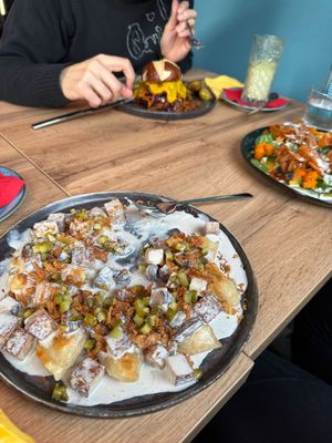 Doppeltsolecker-Burger, Manti Räucherlax (hinten), vorn Manti in Steinpilzsoße mit Räuchertofu  at Doppeltsolecker 2.0 in Dortmund