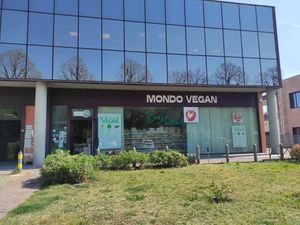 Entrance at Mondo Vegan in Salo