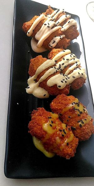 Falafel con diversas salsas at Doxa in Madrid