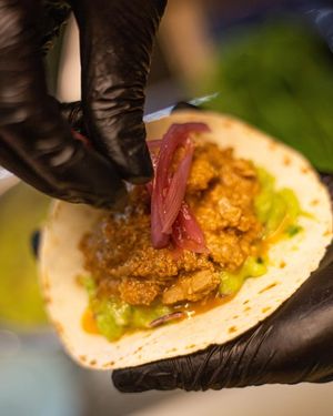Marrana: plant-based version of cochinita taco (pea protein and gluten). Accompanied by homemade guacamole, pickled onion and the little acid touch of lime. You can also make them spicy 🔥 at Doxa in Madrid