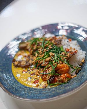 Stephen: aromatic and spicy pumpkin and coconut curry, accompanied by roasted vegetables and crunchy touches at Doxa in Madrid