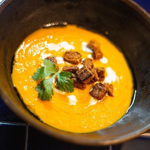 Pumpkin and coconut cream, with a touch of sesame, accompanied by house-made crunchy croutons at Doxa in Madrid