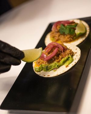 Marrana: plant-based version of cochinita taco (pea protein and gluten). Accompanied by homemade guacamole, pickled onion and the little acid touch of lime. You can also make them spicy 🔥 at Doxa in Madrid