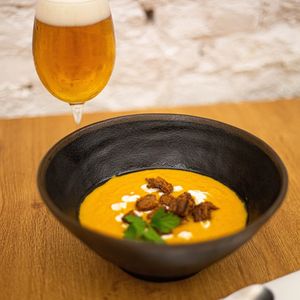 Pumpkin and coconut cream, with a touch of sesame, accompanied by house-made crunchy croutons at Doxa in Madrid
