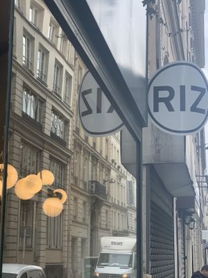 Sign out front  at Riz Riz - Paradis in Paris