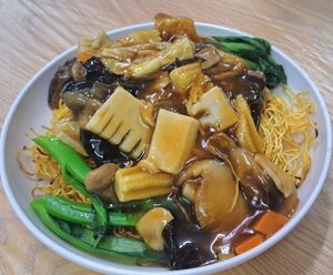 Fried Noodles with Buddha's Delight 羅漢齋炒麵 (Photo by Ringo Yeung) at Tin Hau Temple - 大樹下天后古廟齋菜食堂 in New Territories