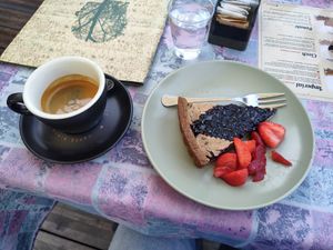 Crostata lamponi e sambuco, con fragole at Ledro Nature Art Cafe & Shop in Ledro